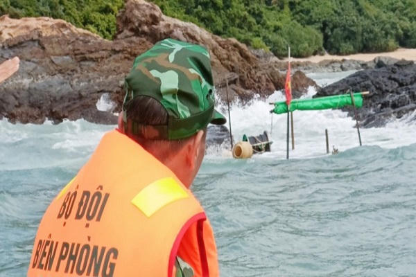 Đồn Biên phòng đảo Trần (Quảng Ninh) cứu hộ thành công 3 ngư dân bị đắm tàu