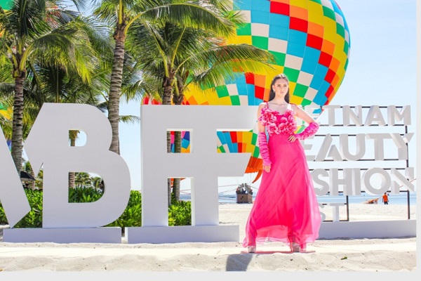 75 Hoa hậu Hòa bình Quốc tế trình diễn thời trang bên bờ Vịnh Hạ Long