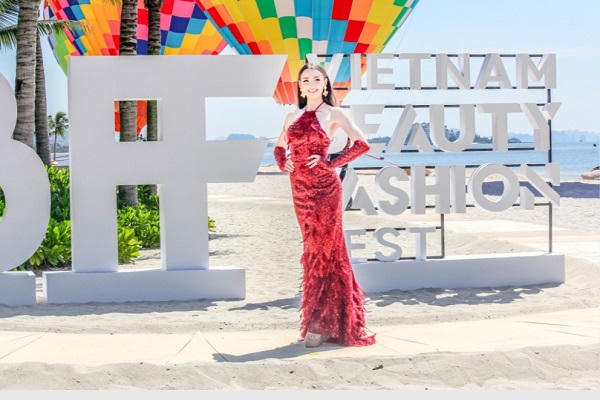 75 Hoa hậu Hòa bình Quốc tế trình diễn thời trang bên bờ Vịnh Hạ Long