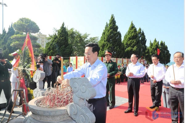 Chủ tịch nước tặng quà cán bộ, nhân dân đảo Cô Tô