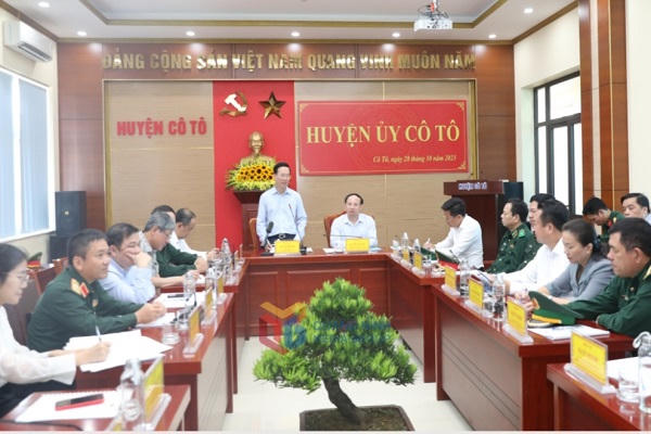 Chủ tịch nước tặng quà cán bộ, nhân dân đảo Cô Tô