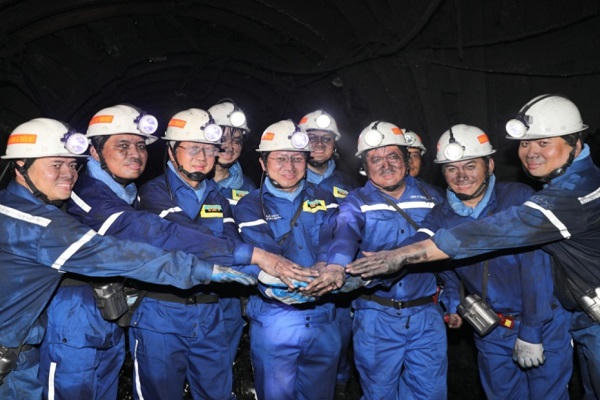 Bí thư Quảng Ninh trực tiếp xuống mỏ than hầm lò, để gặp gỡ, động viên các thợ mỏ