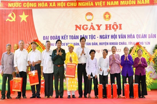 Đại tướng Phan Văn Giang dự Ngày hội Đại đoàn kết toàn dân tộc tại Hưng Yên