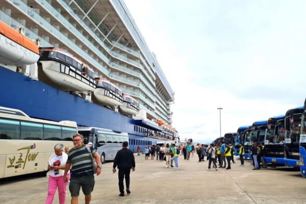 Siêu tàu biển đưa gần 3.000 du khách châu Âu, châu Mỹ đến Hạ Long