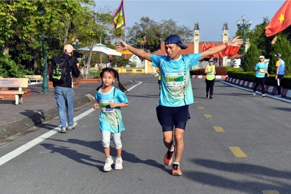 Trên 1.200 người tham gia Giải chạy Amata Running ở Quảng Ninh