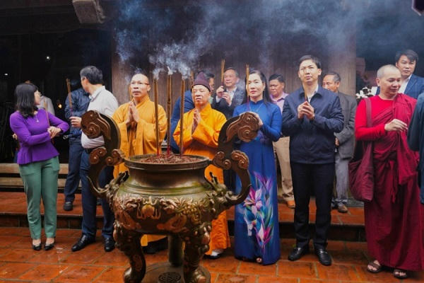 Hàng nghìn tăng ni, phật tử đến tham dự Đại lễ tưởng niệm 715 năm Phật hoàng Trần Nhân Tông nhập niết bàn