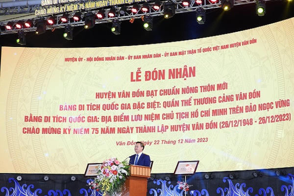 Vân Đồn (Quảng Ninh) đón nhận huyện đạt chuẩn nông thôn mới