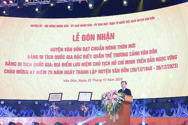 Vân Đồn (Quảng Ninh) đón nhận huyện đạt chuẩn nông thôn mới