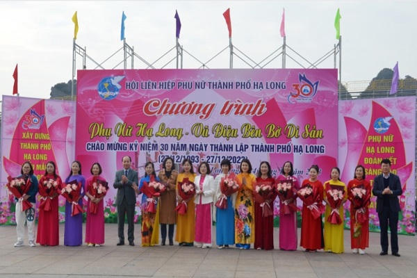 Hơn 1.200 phụ nữ Hạ Long tham gia chương trình “Vũ điệu bên bờ di sản”