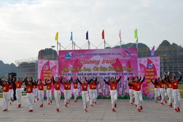 Hơn 1.200 phụ nữ Hạ Long tham gia chương trình “Vũ điệu bên bờ di sản”