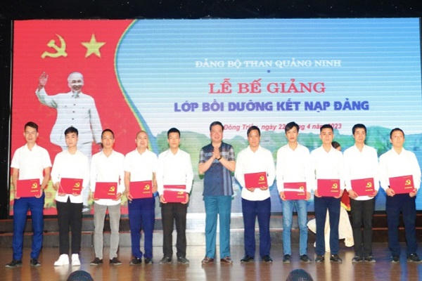 Quảng Ninh chú trọng phát triển Đảng trong TKV đối với người dân tộc thiểu số