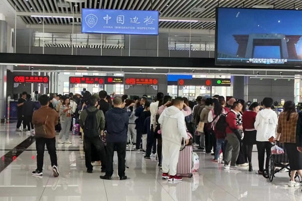 Hàng ngàn du khách quốc tế đến Quảng Ninh dịp nghỉ Tết Dương lịch 2024