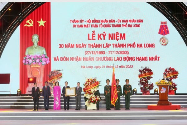 TP Hạ Long đón nhận Huân chương Lao động Hạng Nhất
