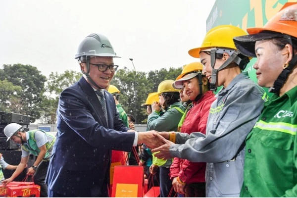 Trao tặng gần 1.800 phần quà cho công nhân, người lao động tại Hưng Yên