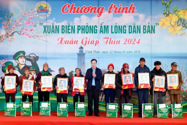 Quảng Ninh trao tặng 90 suất quà tại Chương trình “Xuân biên phòng ấm lòng dân bản”