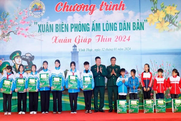 Quảng Ninh trao tặng 90 suất quà tại Chương trình “Xuân biên phòng ấm lòng dân bản”
