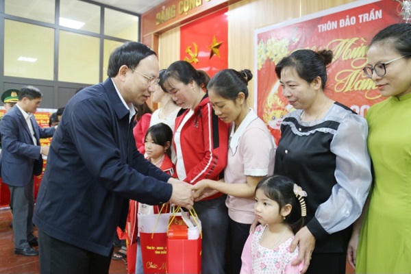 Bí thư Quảng Ninh thăm, chúc Tết quân và dân đảo Trần