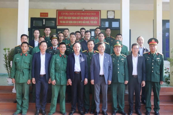 Bí thư Quảng Ninh thăm, chúc Tết quân và dân đảo Trần