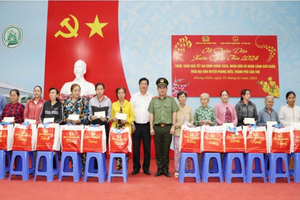 Thiếu tướng Đinh Văn Nơi trao nhà và tặng quà Tết cho người dân hoàn cảnh khó khăn tại Cần Thơ