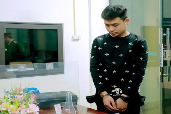 Vượt chốt kiểm tra nồng độ cồn, tông CSGT bị thương