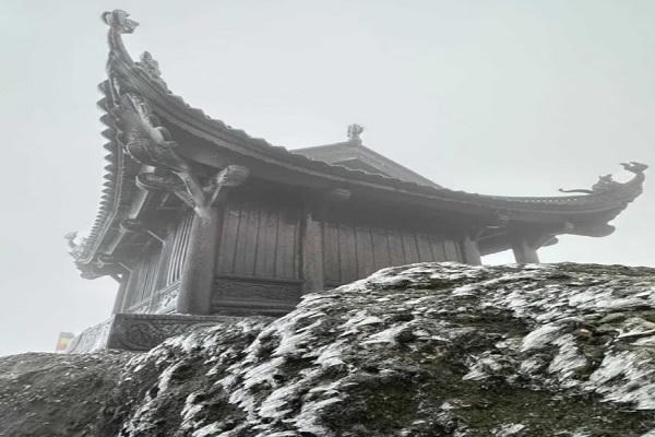 Băng tuyết xuất hiện tại Chùa Đồng và núi Cao Ly (Quảng Ninh)