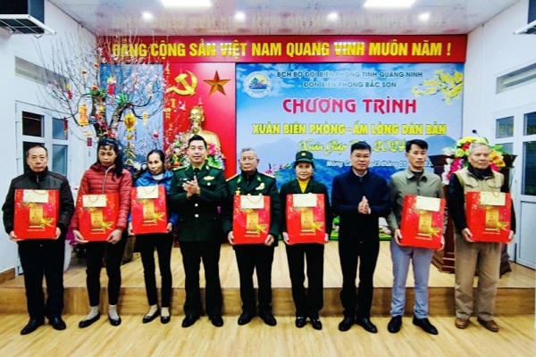 210.000 phần quà Tết Giáp Thìn được trao tặng tại Quảng Ninh