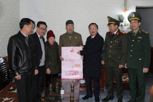 Chủ tịch UBND tỉnh Quảng Ninh chúc Tết, tặng quà tại TP Móng Cái