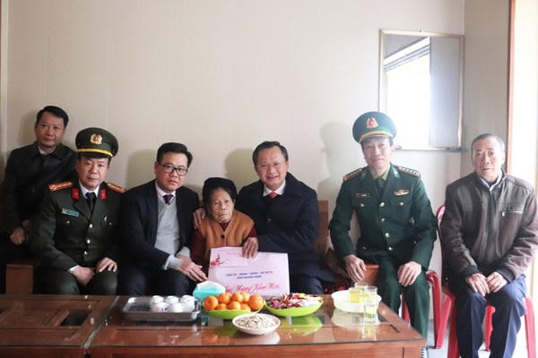 Chủ tịch UBND tỉnh Quảng Ninh chúc Tết, tặng quà tại TP Móng Cái