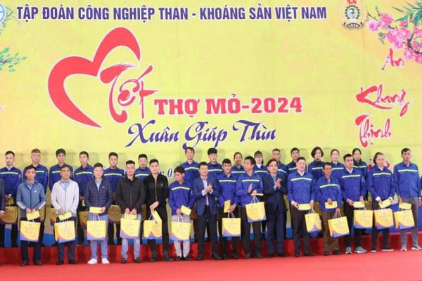 Niềm vui của công nhân khi được nhận quà Tết tại Chương trình 'Tết thợ Mỏ - 2024'