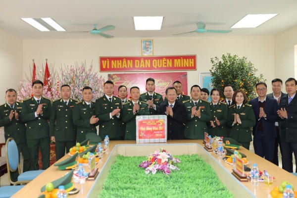 Chủ tịch UBND tỉnh Quảng Ninh thăm, động viên các lực lượng trực Tết