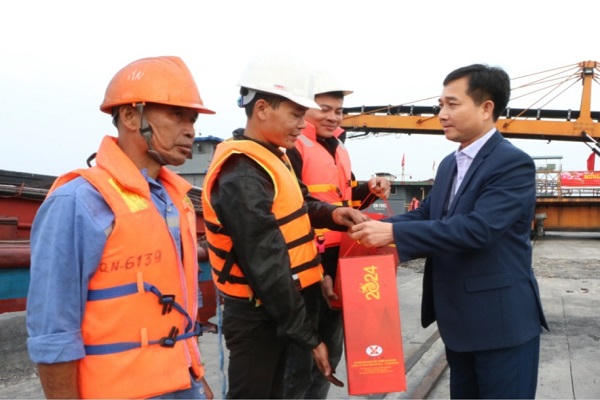 Quảng Ninh: Bốc rót tiêu thụ những tấn than đầu tiên trong năm mới