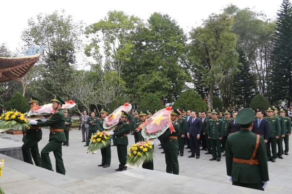 Dâng hương tại Khu di tích lịch sử quốc gia Pò Hèn