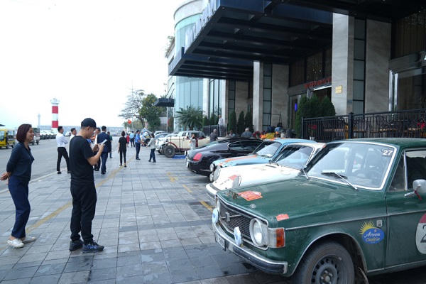 Nhiều người dân hiếu kỳ tới chụp ảnh, ngắm 22 xe ô tô cổ nổi tiếng thế giới đến Hạ Long