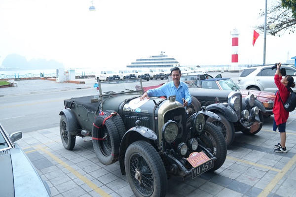 Nhiều người dân hiếu kỳ tới chụp ảnh, ngắm 22 xe ô tô cổ nổi tiếng thế giới đến Hạ Long