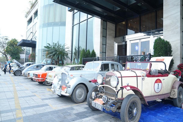 Nhiều người dân hiếu kỳ tới chụp ảnh, ngắm 22 xe ô tô cổ nổi tiếng thế giới đến Hạ Long