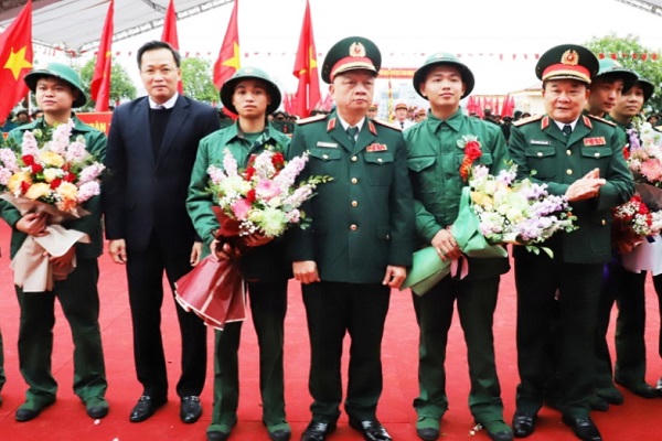 Thứ trưởng Bộ Quốc phòng Hoàng Xuân Chiến động viên các tân binh tại Hưng Yên