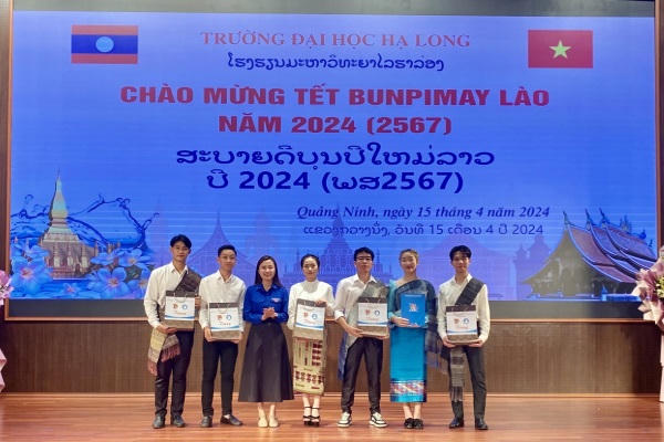 201 lưu học sinh Lào tại Quảng Ninh được đi tham quan Lăng Chủ tịch Hồ Chí Minh