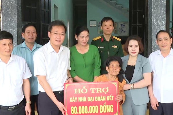 Lãnh đạo tỉnh Hưng Yên thăm, tặng quà các gia đình chính sách, chiến sĩ Điện Biên Phủ