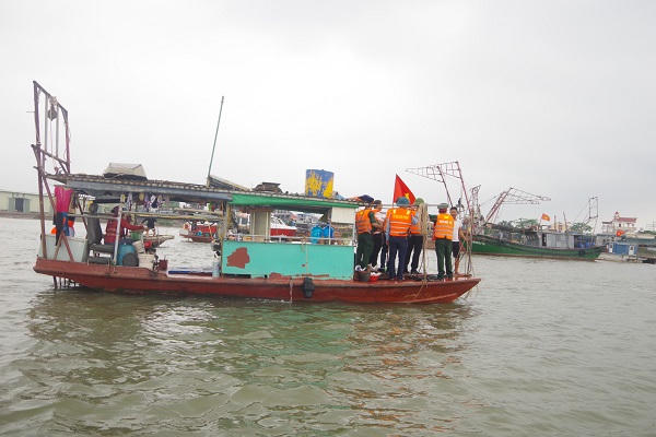 Huy động trên 250 người và 12 tàu, xuồng, tìm kiếm 4 người mất tích trên sông Chanh