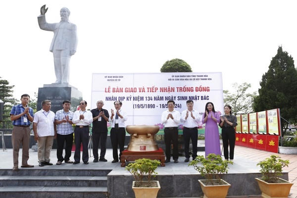 Dâng linh vật trống đồng vào nhà lưu niệm Chủ tịch Hồ Chí Minh tại đảo Cô Tô