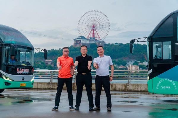  Gần 60 du khách Trung Quốc sang Việt Nam du lịch bằng chuyến xe xuyên biên giới 