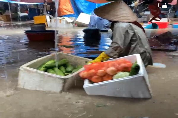 Mưa lớn ngập úng nhiều nơi ở Quảng Ninh, cá biệt có nhà dân ngập 3m