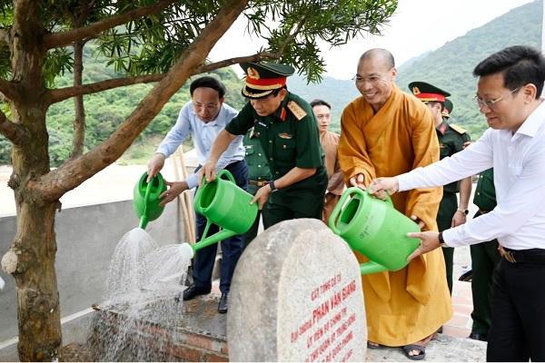 Đại tướng Phan Văn Giang thăm và làm việc tại đảo Trần