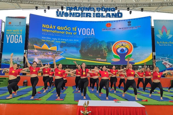Hơn 1.000 người tham dự Ngày Quốc tế Yoga lần thứ 10 tại Quảng Ninh