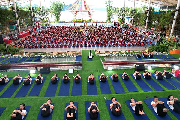 Hơn 1.000 người tham dự Ngày Quốc tế Yoga lần thứ 10 tại Quảng Ninh