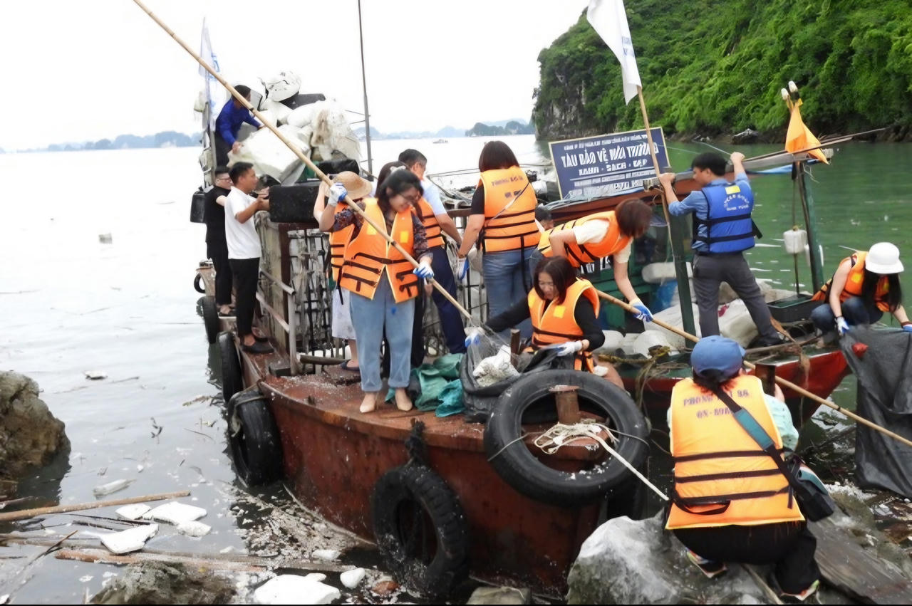 Người làm báo Quảng Ninh chung tay bảo vệ môi trường vịnh Hạ Long