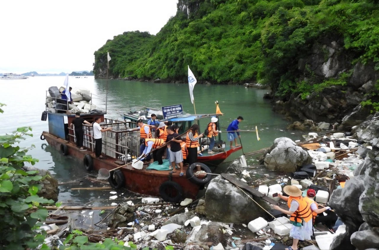 Người làm báo Quảng Ninh chung tay bảo vệ môi trường vịnh Hạ Long