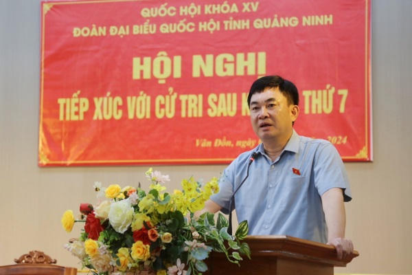 Ủy viên Bộ Chính trị Nguyễn Xuân Thắng tiếp xúc cử tri tại xã đảo Ngọc Vừng