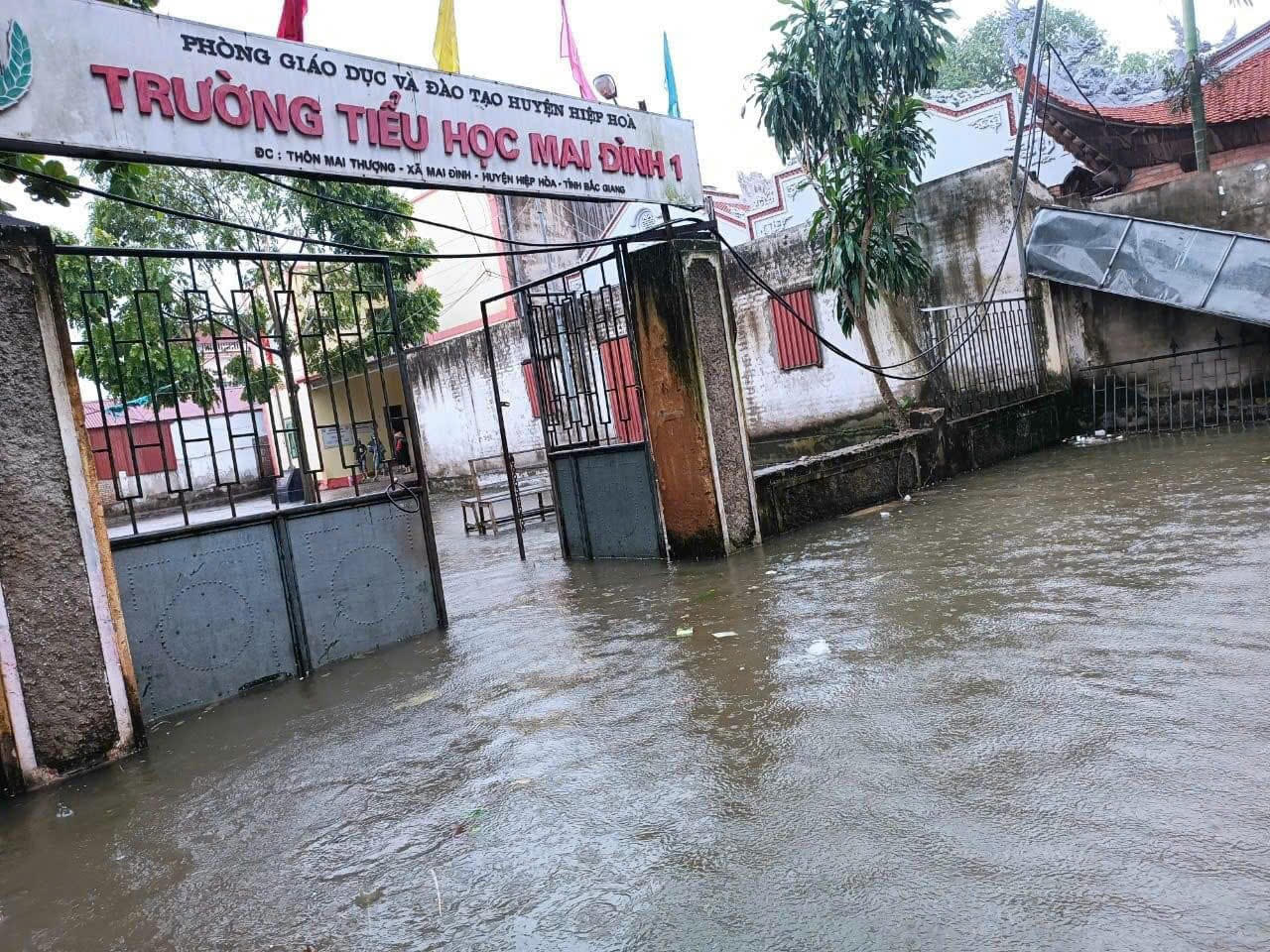 Lũ tràn qua đê bối, huyện Hiệp Hoà sơ tán 2.000 người dân trong đêm