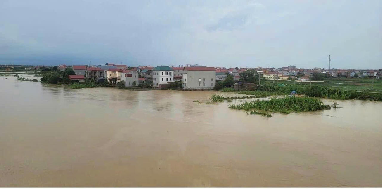 Lũ tràn qua đê bối, huyện Hiệp Hoà sơ tán 2.000 người dân trong đêm